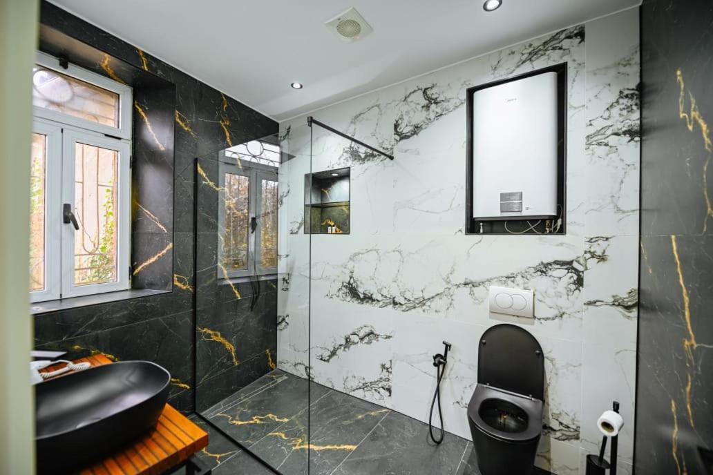 Mon Ami Boutique Hotel Shkoder Bagian luar foto