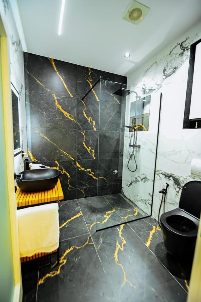 Mon Ami Boutique Hotel Shkoder Bagian luar foto